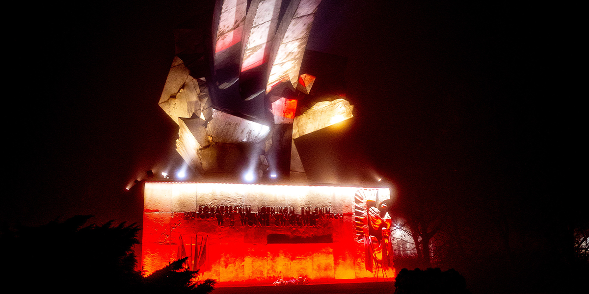 Pomnik Lotników Polskich - pomnik_lotnikow_polskich_warka_aktualnosci_prolight_2.png