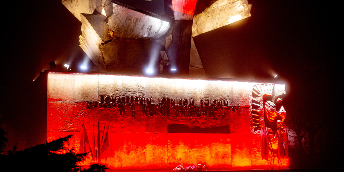 Pomnik Lotników Polskich - pomnik_lotnikow_polskich_warka_aktualnosci_prolight_3.png